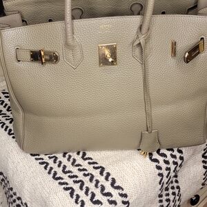 I'm selling my pre-owned authentic Hermès bag